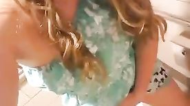 Novinha Loirinha Estilo Evangélica no Banheiro Publico Abrindo Xerequinha